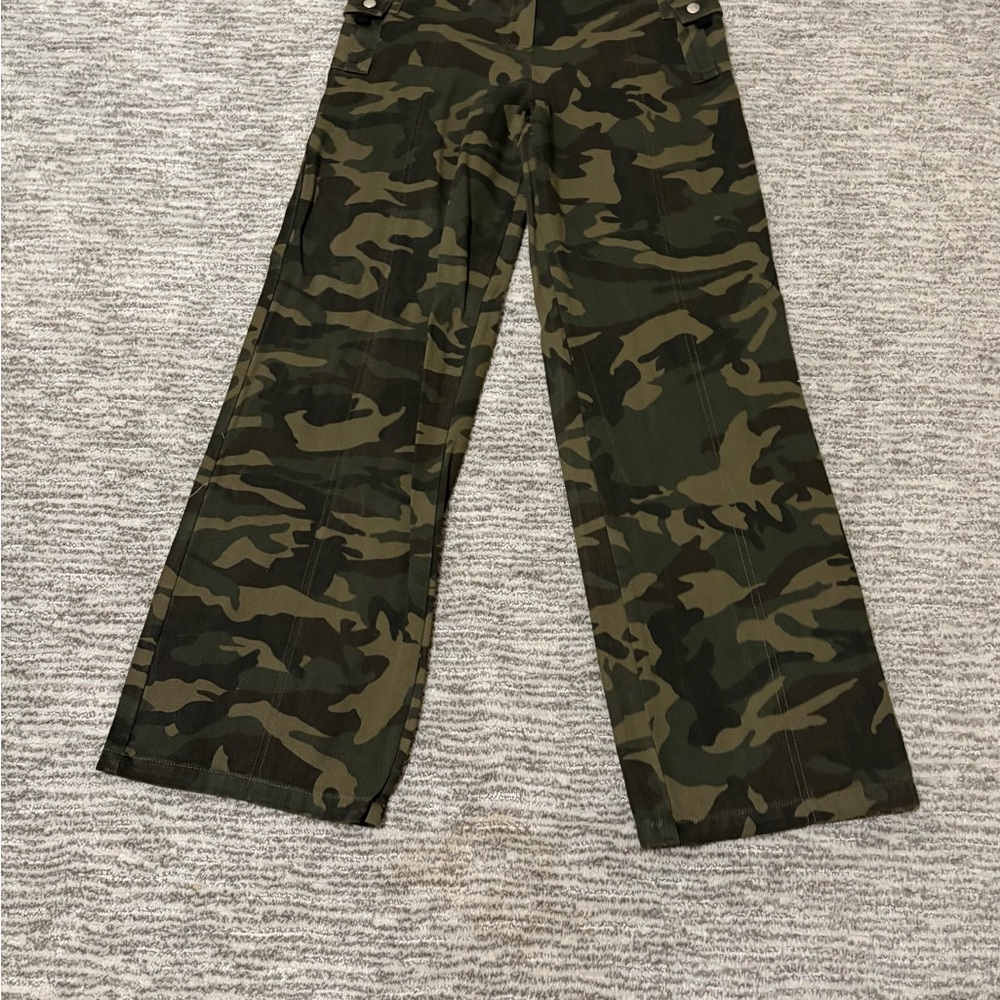 Edikted Camo Print Low Rise Cargo Jeans size S - Picture 6 of 6